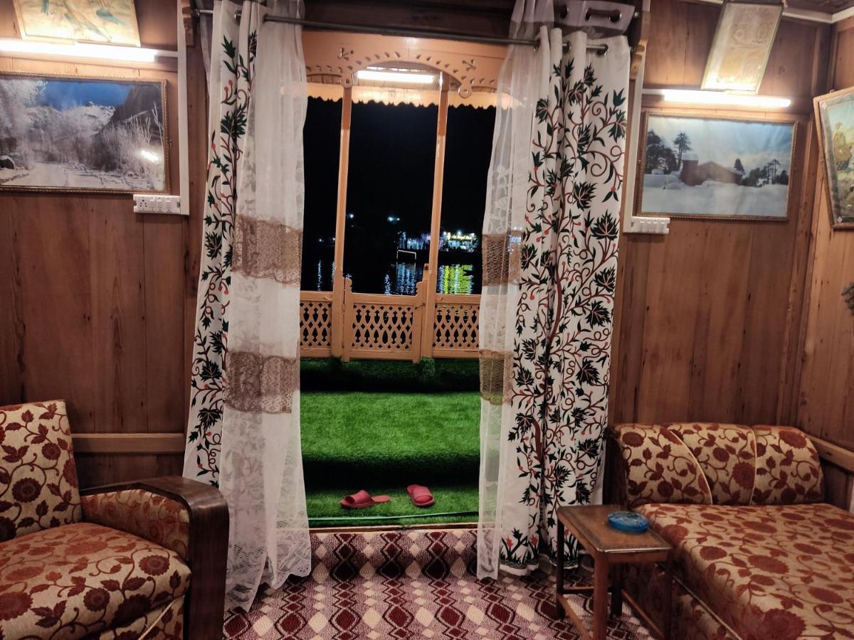 Houseboat Young Balmoral Castle ศรีนาการ์ ภายนอก รูปภาพ
