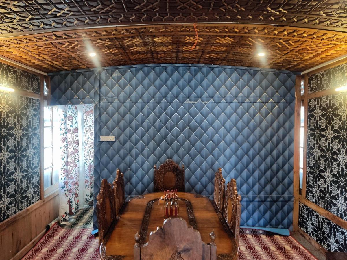 Houseboat Young Balmoral Castle ศรีนาการ์ ภายนอก รูปภาพ
