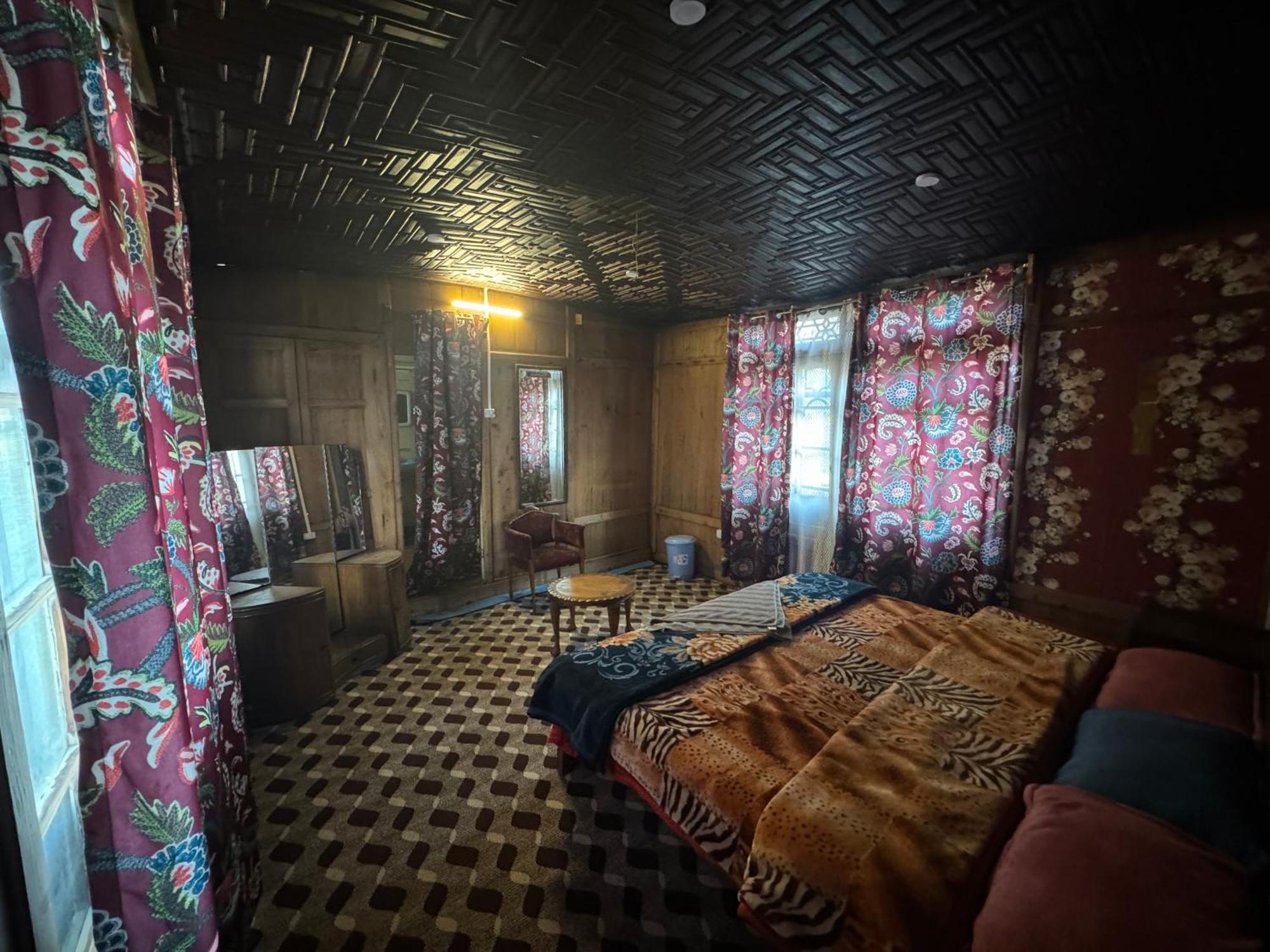 Houseboat Young Balmoral Castle ศรีนาการ์ ภายนอก รูปภาพ